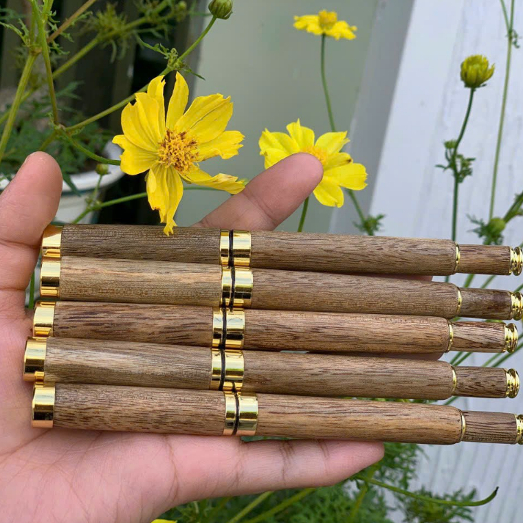 [bán lỗ lấy tương tác]Bút làm bằng trầm hương tốc tự nhiên, vật phẩm ý nghĩa vừa dùng vừa trưng bày,Trầm Hương Hội an.