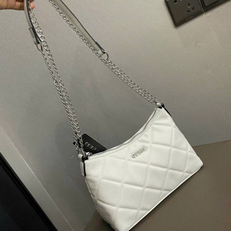 Túi đeo chéo GUES HOBOKEN ZIP. Chất da mềm chần ô màu trắng trẻ trung