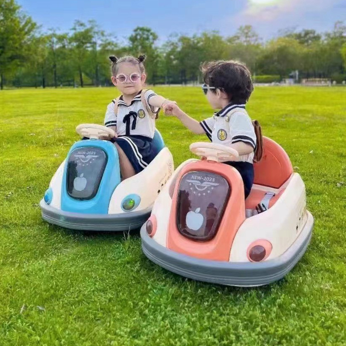 Xe xoay 360 độ mẫu mới C-30 hình QUẢ TÁO có nhạc đèn và điều khiển từ xa cho bé (tặng sạc)