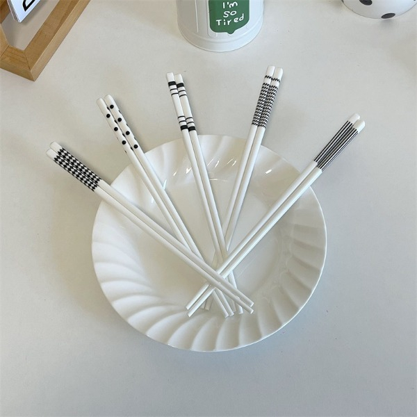 5 ĐÔI ĐŨA TRẮNG  HỌA TIẾT TRÊN ĐẦU ĐŨA - Set 5 Đôi Đũa Gốm Sứ Chống Trượt Cao Cấp Nhật Bản đũa ăn cơm