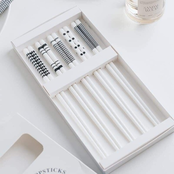 5 ĐÔI ĐŨA TRẮNG  HỌA TIẾT TRÊN ĐẦU ĐŨA - Set 5 Đôi Đũa Gốm Sứ Chống Trượt Cao Cấp Nhật Bản đũa ăn cơm
