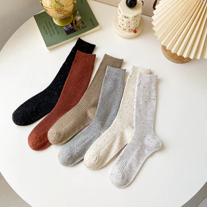Tất nữ cổ nhún chất liệu sợi Coton pha len sắc màu mang lại phong cách riêng cho các bạn gái