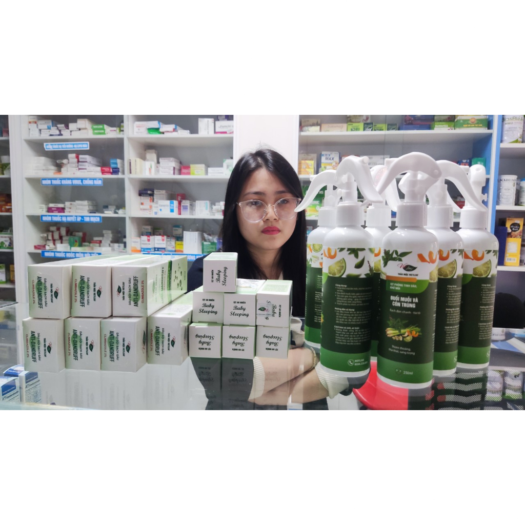 Xịt phòng tinh dầu giúp khử mùi, đuổi muỗi và côn trùng Thảo Mộc Vietleaf 250ml