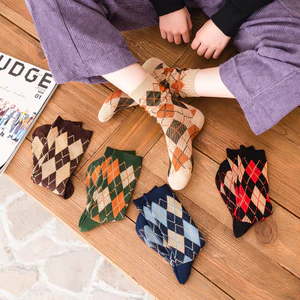 Tất nữ Vintage cổ cao họa tiết quả trám Chất liệu Cotton len mềm nhẹ và co dãn tốt và kháng khuẩn
