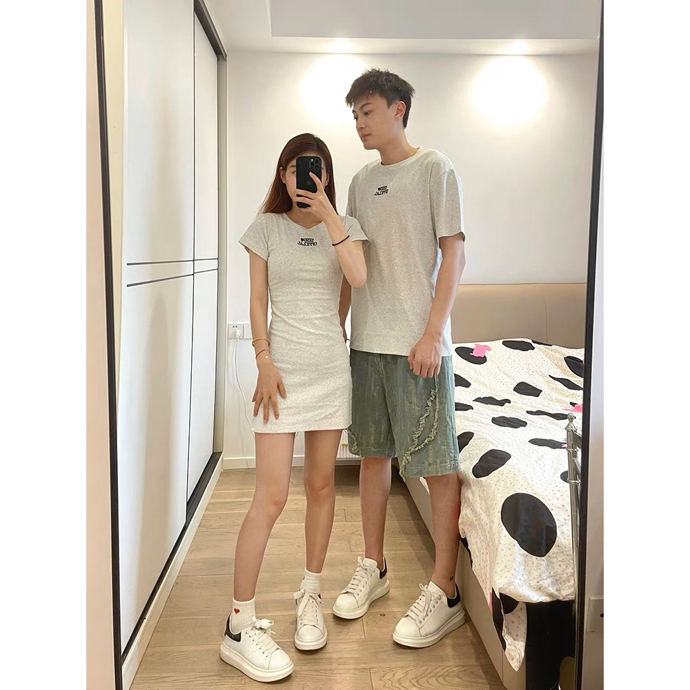 Áo đôi 1ESS3 𝐋𝐎𝐕𝐄 𝐅𝐎𝐑𝐄𝐕𝐄𝐑 𝐒𝐄𝐓 dáng xuông basic 2 màu đen và tiêu xám