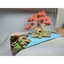Tiểu cảnh dành cho bể cá cảnh kích thước 40 cm trở lên. Cây Bonsai tán Tùng kết hợp với sỏi, đá, cát, dán trên Tấm Alu