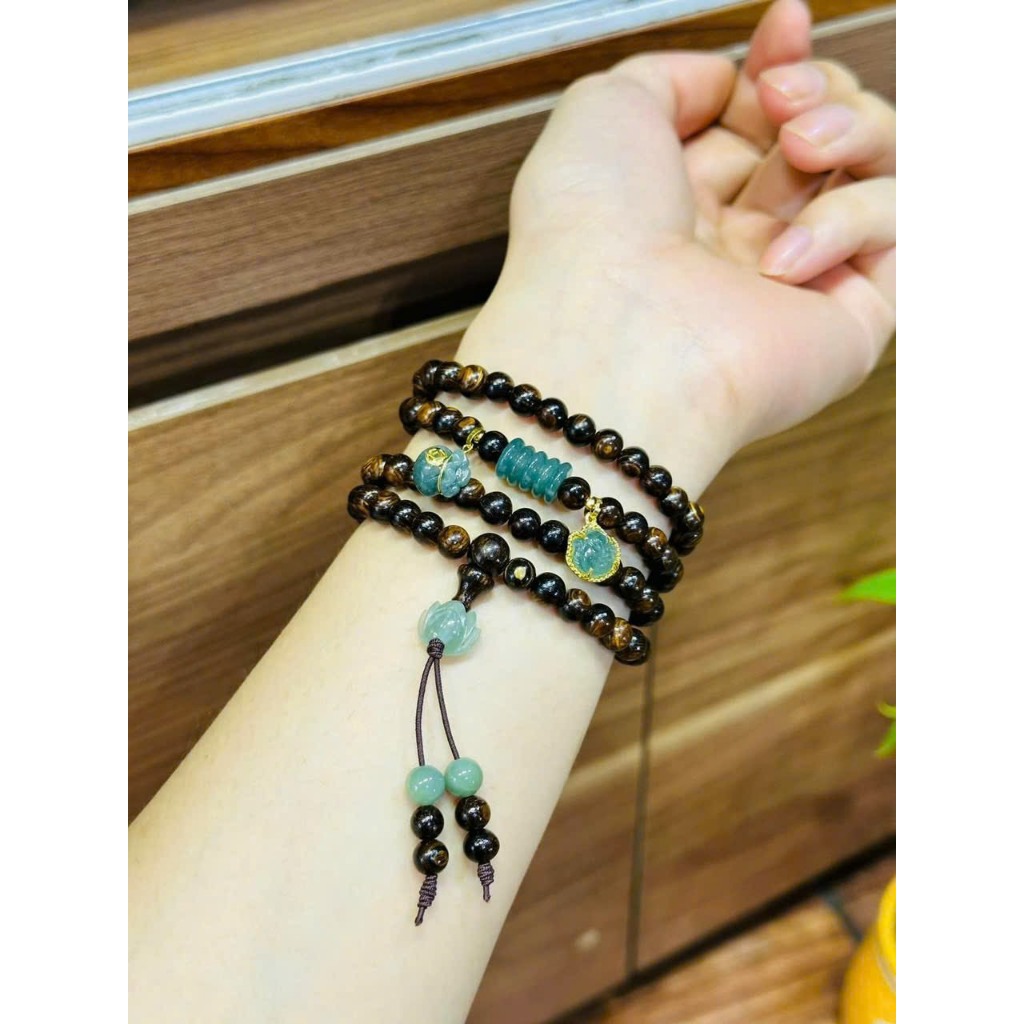 Vòng tay trầm hương sánh chìm 6 ly 108 hạt mix đá thạch anh cao cấp màu xanh kèm vàng 10 ka, dành cho nữ.