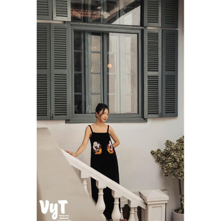 Váy nhung the hai dây quai tết thêu tranh đông hồ