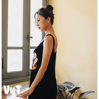 Váy nhung the hai dây quai tết thêu tranh đông hồ