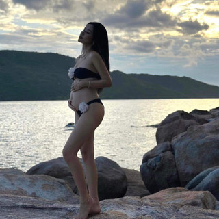 Bikini 2 mảnh đính hoa trắng có sẵn mút
