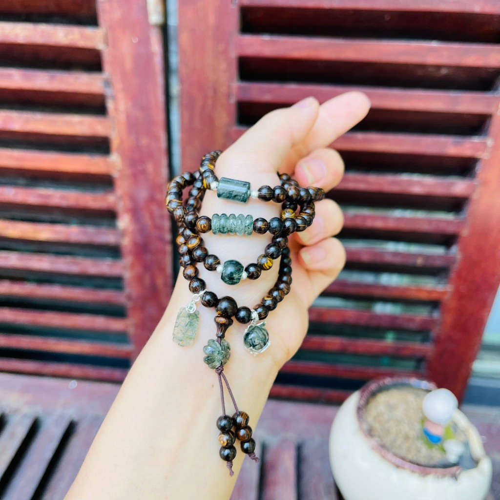 Chuỗi trầm hương sánh chìm có hộp 6ly 108 hạt mix charm ngũ điếu+lu+điếu mập+ cỏ+bàn tính+hồ ly móc bạc.