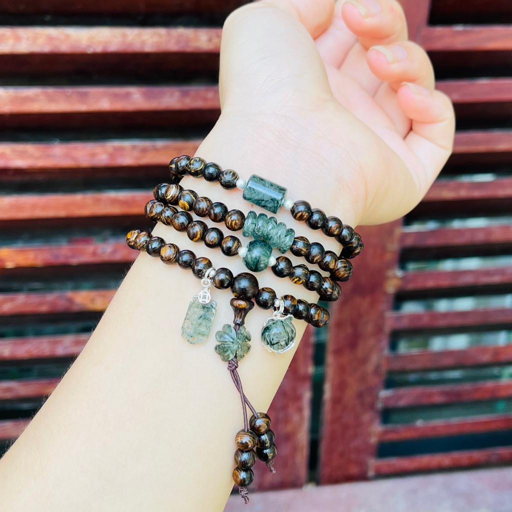 Chuỗi trầm hương sánh chìm có hộp 6ly 108 hạt mix charm ngũ điếu+lu+điếu mập+ cỏ+bàn tính+hồ ly móc bạc.