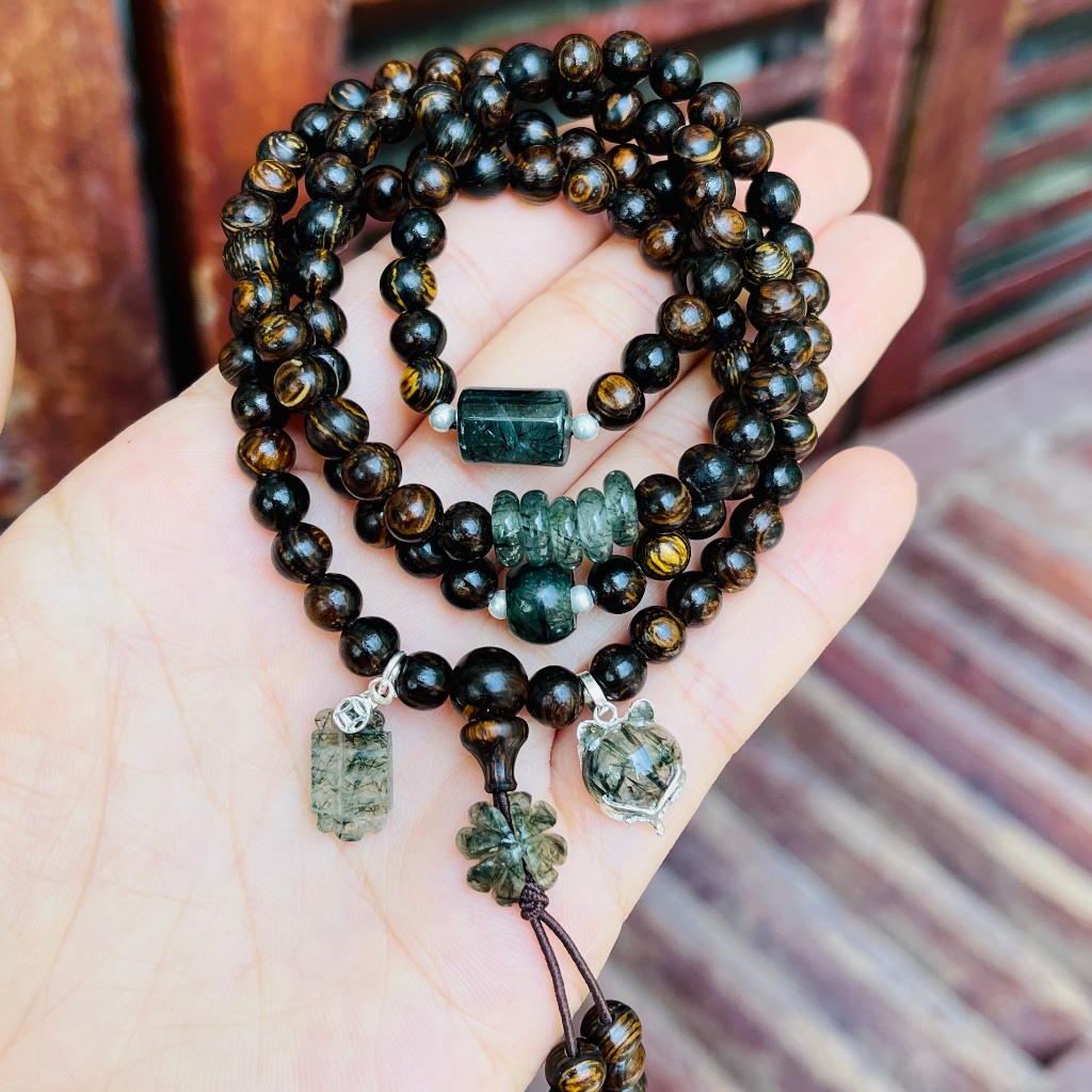 Chuỗi trầm hương sánh chìm có hộp 6ly 108 hạt mix charm ngũ điếu+lu+điếu mập+ cỏ+bàn tính+hồ ly móc bạc.