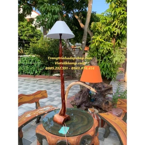 Đèn gỗ nghệ thuật Giờ Hương Đỏ Gia Lai - Hai chụp đèn - Cao 1m47