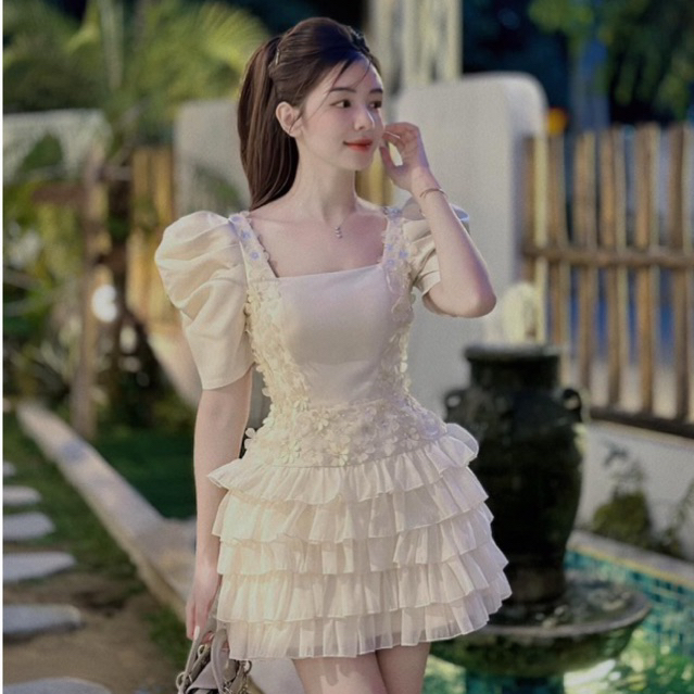 MIU.STUDIO | Đầm tafta cổ vuông tay bồng đính hoa xếp tầng sang chảnh