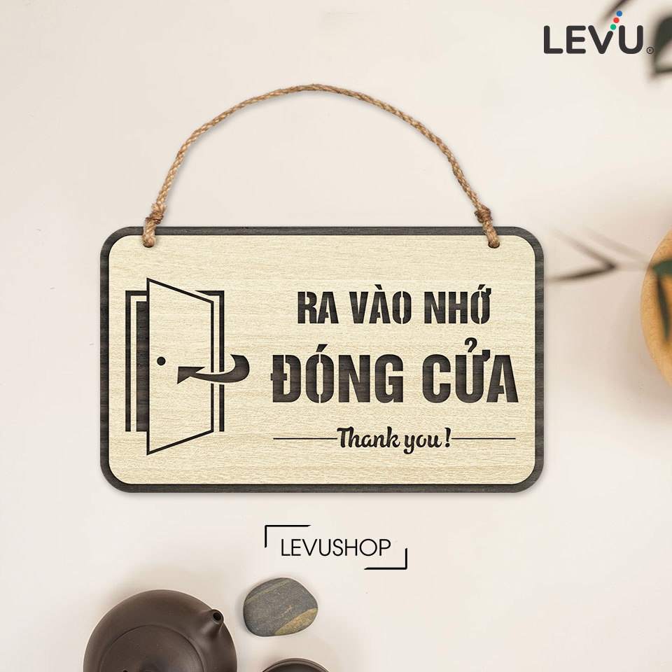 Bảng gỗ treo yêu cầu ra vào nhớ đóng cửa LEVU-BG43