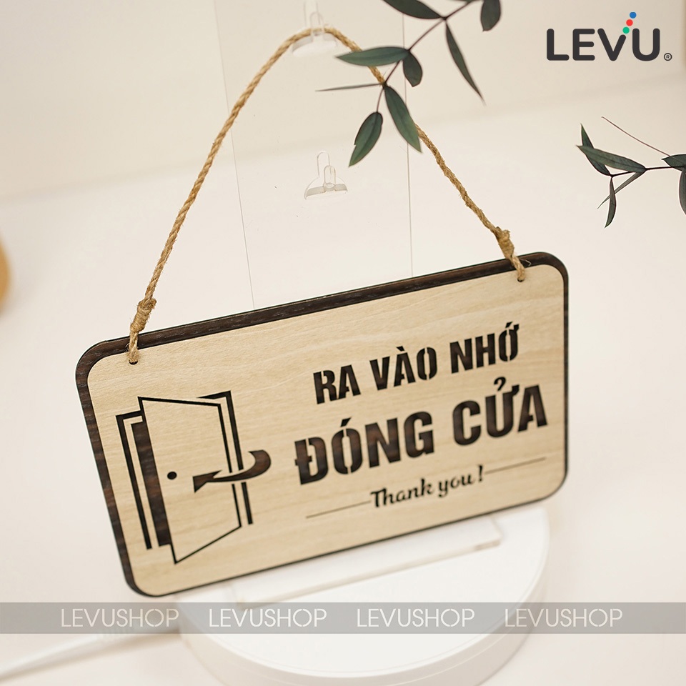 Bảng gỗ treo yêu cầu ra vào nhớ đóng cửa LEVU-BG43