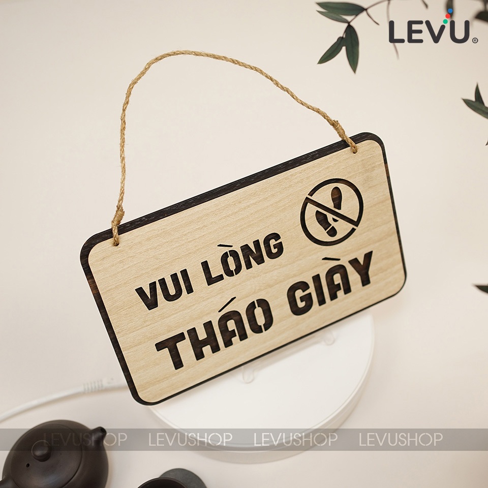 Bảng gỗ treo vui lòng tháo giày trang trí cửa LEVU-BG41