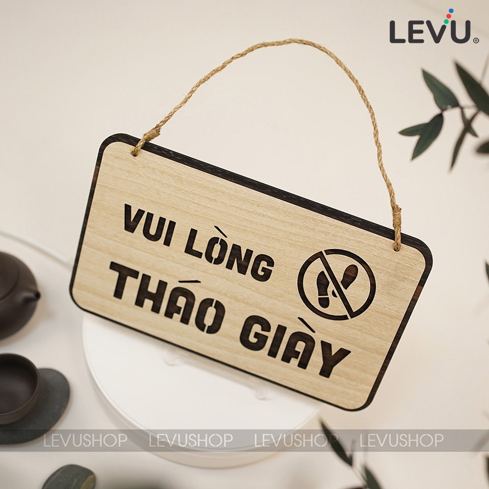 Bảng gỗ treo vui lòng tháo giày trang trí cửa LEVU-BG41