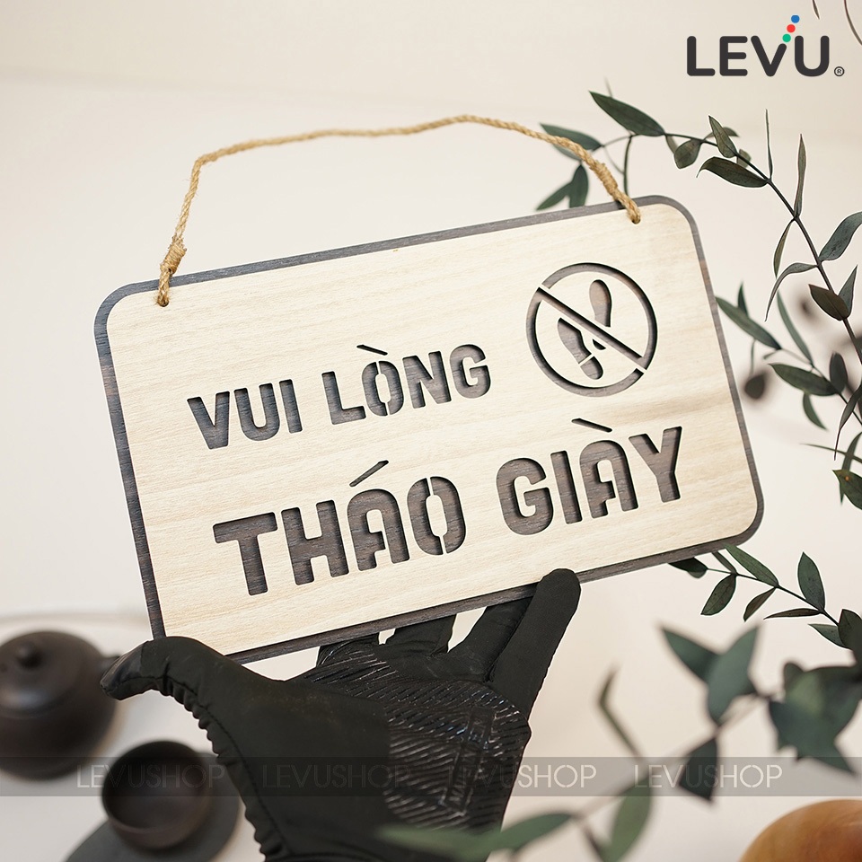 Bảng gỗ treo vui lòng tháo giày trang trí cửa LEVU-BG41