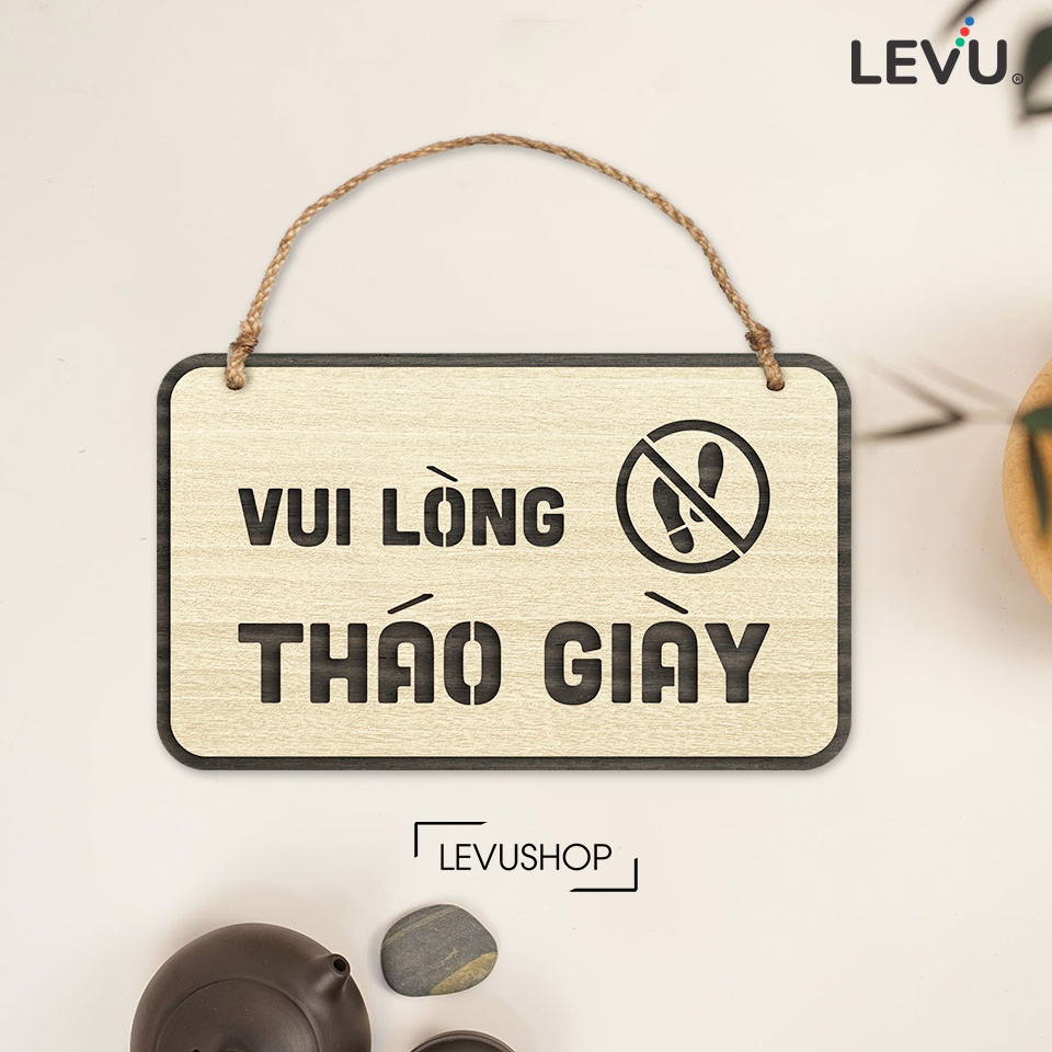 Bảng gỗ treo vui lòng tháo giày trang trí cửa LEVU-BG41