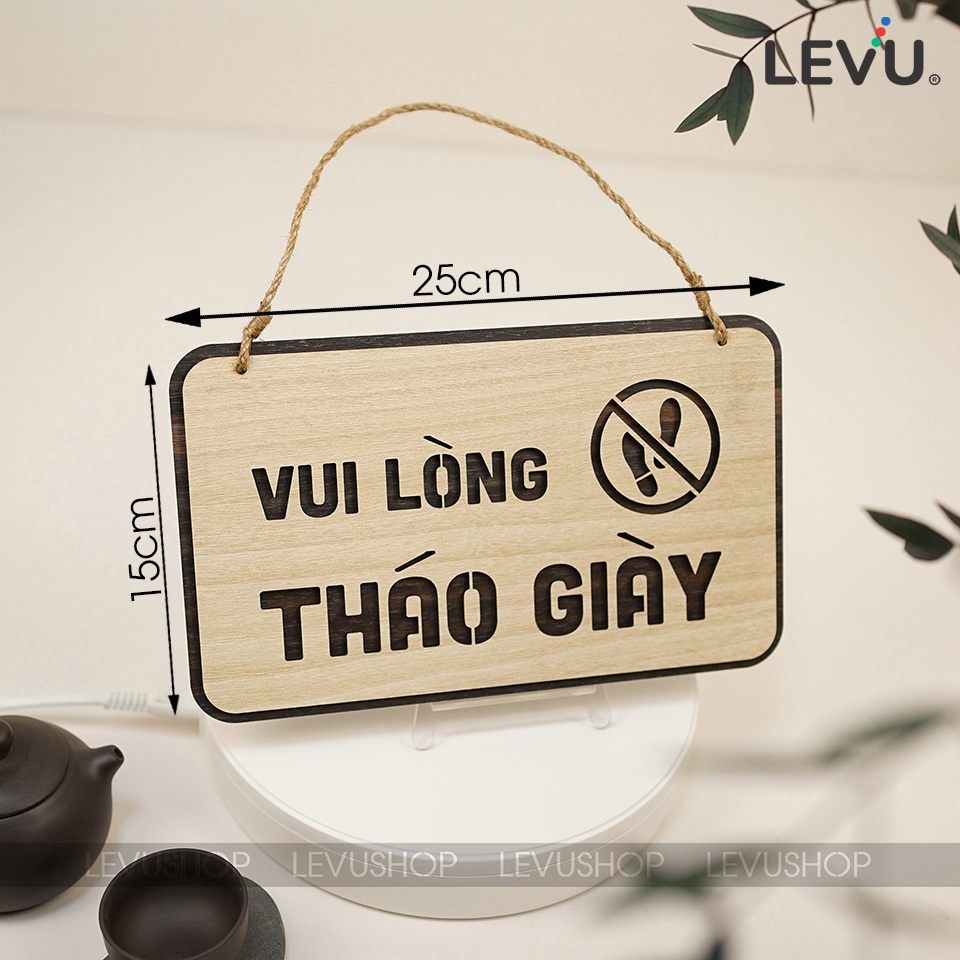 Bảng gỗ treo vui lòng tháo giày trang trí cửa LEVU-BG41