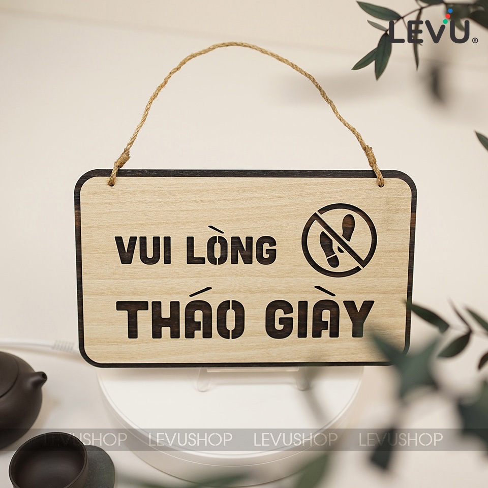Bảng gỗ treo vui lòng tháo giày trang trí cửa LEVU-BG41