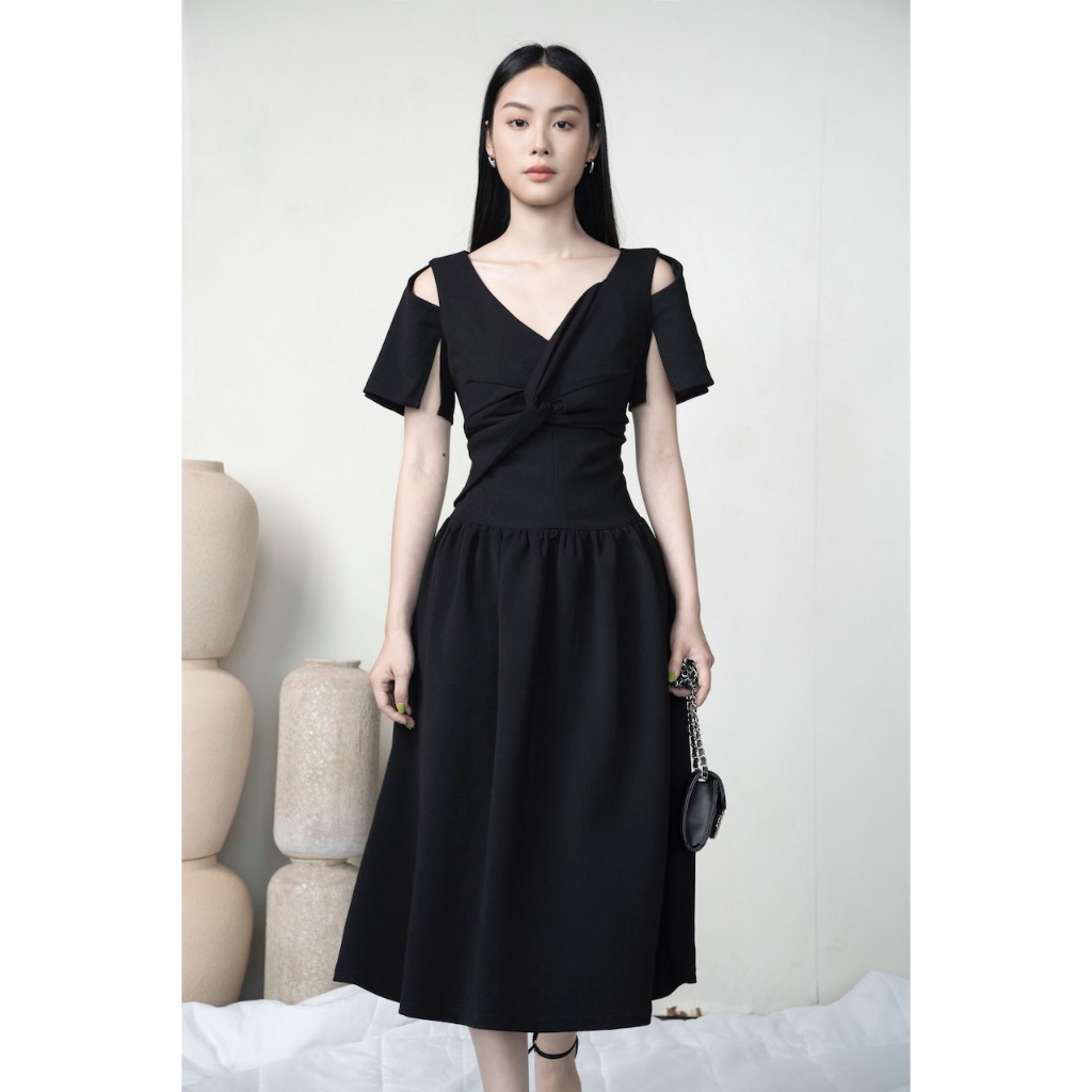 RẬP – Đầm Cổ V Xoắn Tay Ngắn Xẻ Tùng Xòe – MUSEE 03