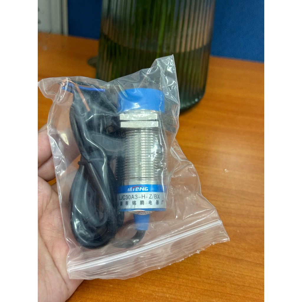 LJC30A3-H-Z/BY Capacitive Proximity Sensor Switch - 1-25mm Detection, Cylindrical Shape