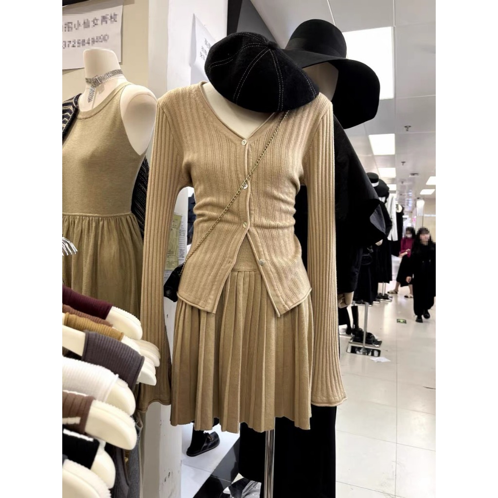 Set 2 món dệt kim Áo cardigan ôm, Chân váy ly len Hàng Quảng Châu 8887 .