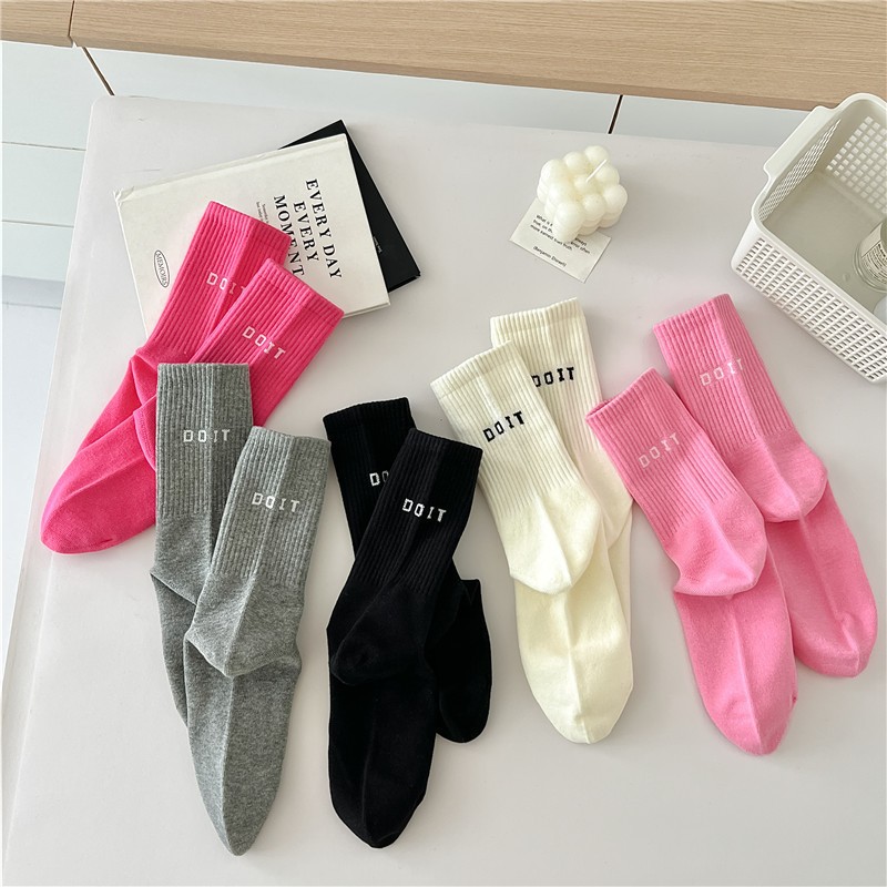 Vớ Tất nữ chữ DO IT cổ cao phong cách thể thao, trẻ trung và năng động.