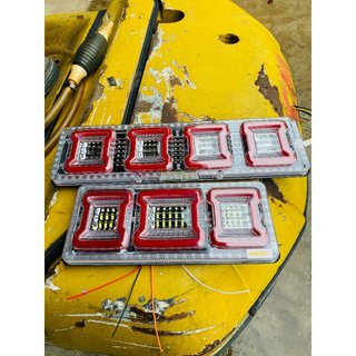 Đèn led hậu sau xe ô tô, xe tải hình ô vuông 3 ô và 4 ô dùng điện 12v và 24v