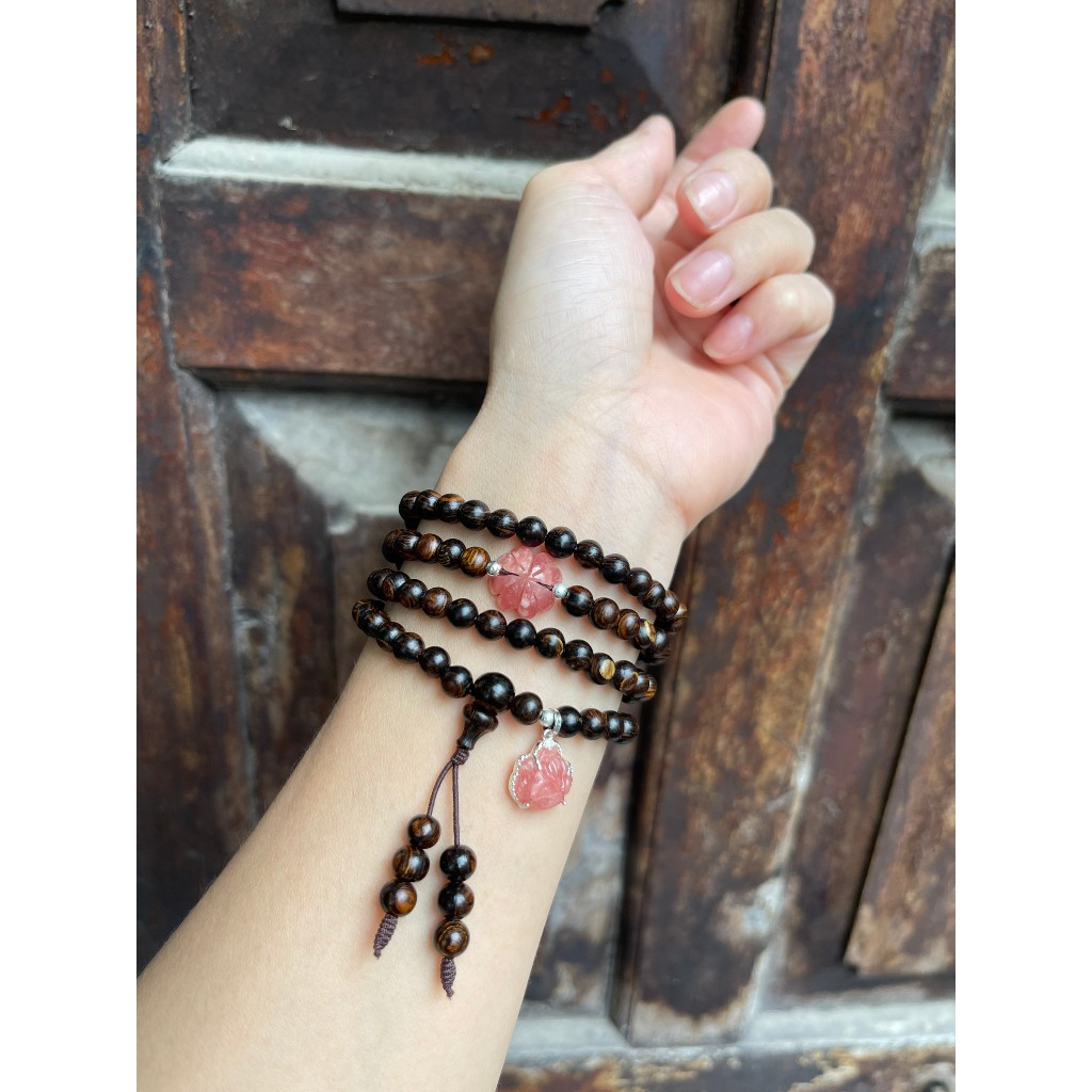 Vòng tay trầm hương sánh chìm 6 ly 108 hạt mix cỏ 4 lá thêm hồ ly đào hoa bọc bạc.