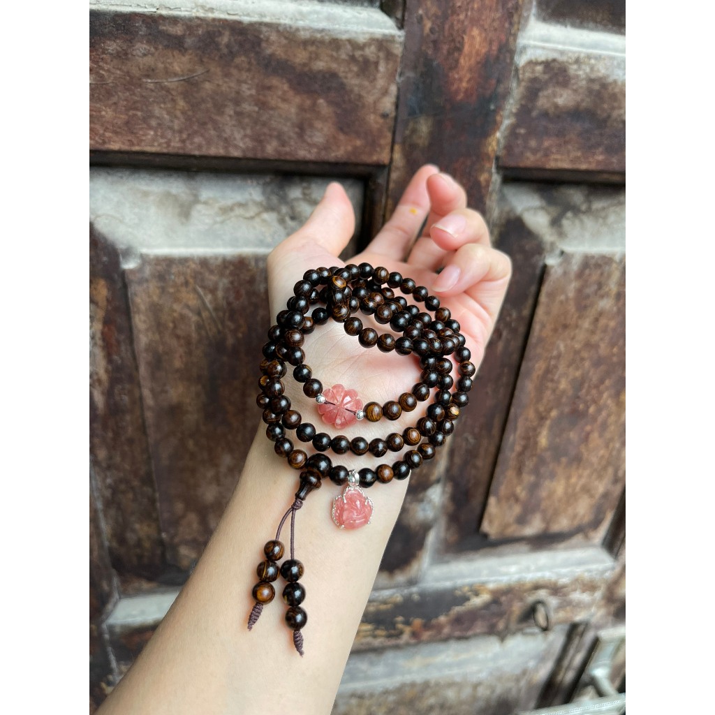Vòng tay trầm hương sánh chìm 6 ly 108 hạt mix cỏ 4 lá thêm hồ ly đào hoa bọc bạc.