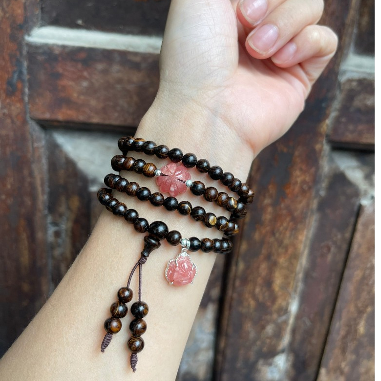 Vòng tay trầm hương sánh chìm 6 ly 108 hạt mix cỏ 4 lá thêm hồ ly đào hoa bọc bạc.