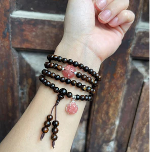 Vòng tay trầm hương sánh chìm 6 ly 108 hạt mix cỏ 4 lá thêm hồ ly đào hoa bọc bạc.