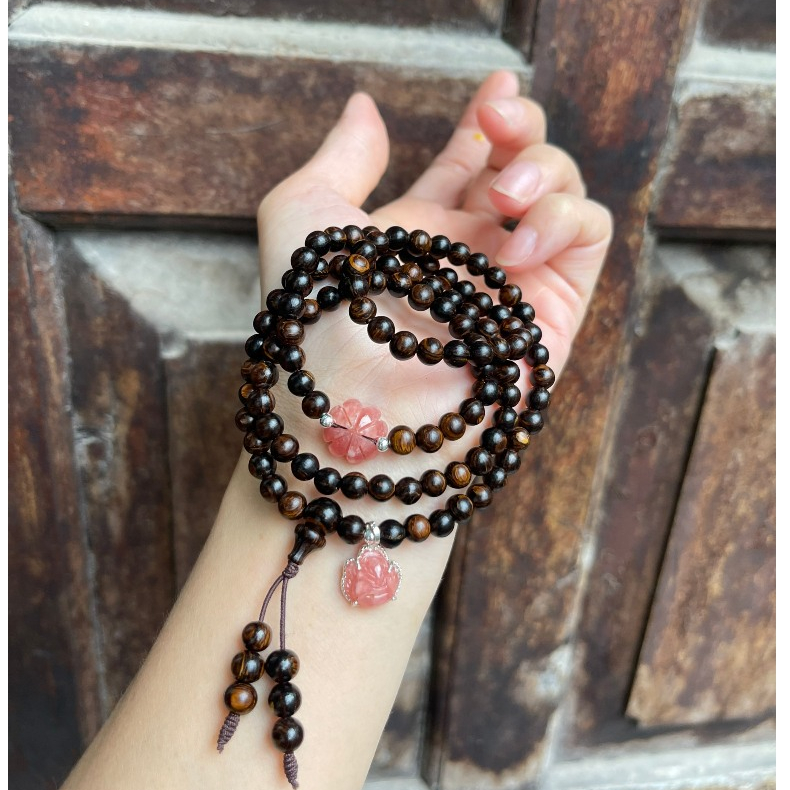 Vòng tay trầm hương sánh chìm 6 ly 108 hạt mix cỏ 4 lá thêm hồ ly đào hoa bọc bạc.