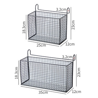 Giá treo và giỏ đựng đồ cạnh giường, cửa sổ cho sinh viên ký túc xá tiện lợi, gọn gàng.