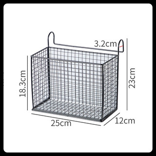 Giá treo và giỏ đựng đồ cạnh giường, cửa sổ cho sinh viên ký túc xá tiện lợi, gọn gàng.