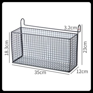 Giá treo và giỏ đựng đồ cạnh giường, cửa sổ cho sinh viên ký túc xá tiện lợi, gọn gàng.