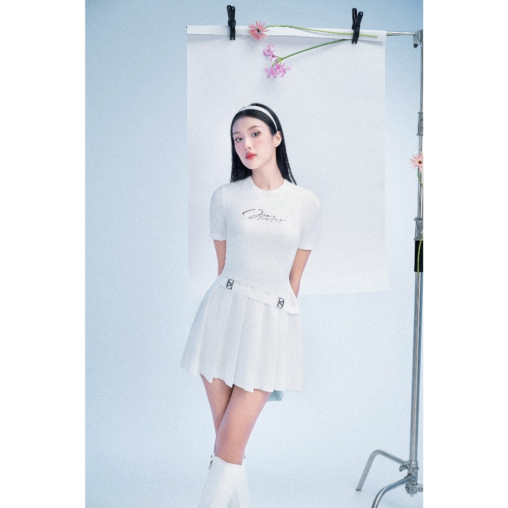 Đầm len thiết kế JM Dress Design cổ tròn thêu JDD, chân xếp ly 1F39.2310W