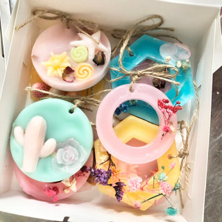 Set quà Sáp thơm, hương thơm và kiểu dáng, màu sắc đa dạng (27 chiếc, thiệp + hộp)