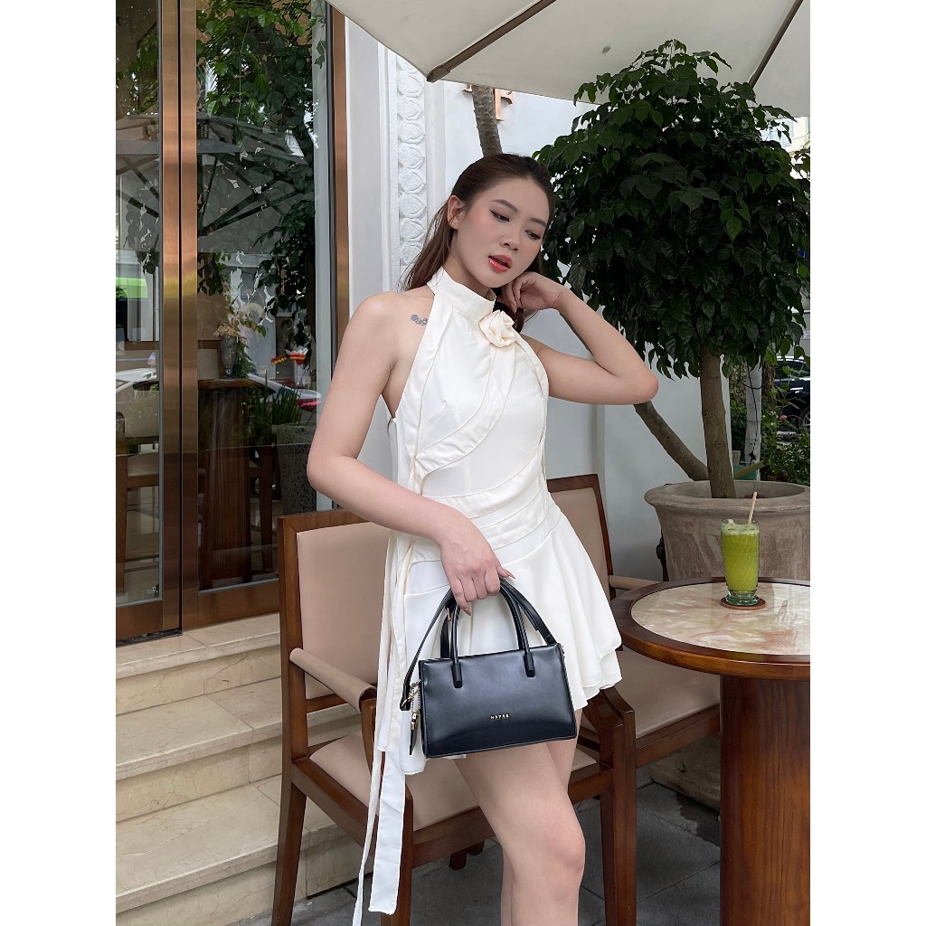 Váy cổ yếm tua rua - Váy hở lưng 2 tầng kèm hoa cổ rời