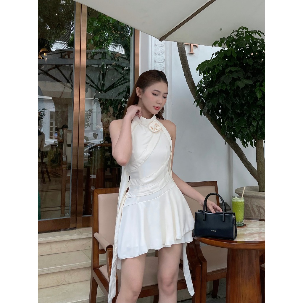Váy cổ yếm tua rua - Váy hở lưng 2 tầng kèm hoa cổ rời
