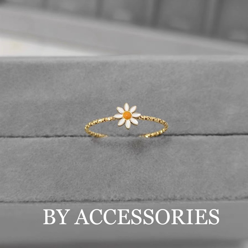 Nhẫn nữ titan kiểu tròn mảnh phối hoa cúc Daisy nhỏ xinh mạ vàng 18K không gỉ WR2337