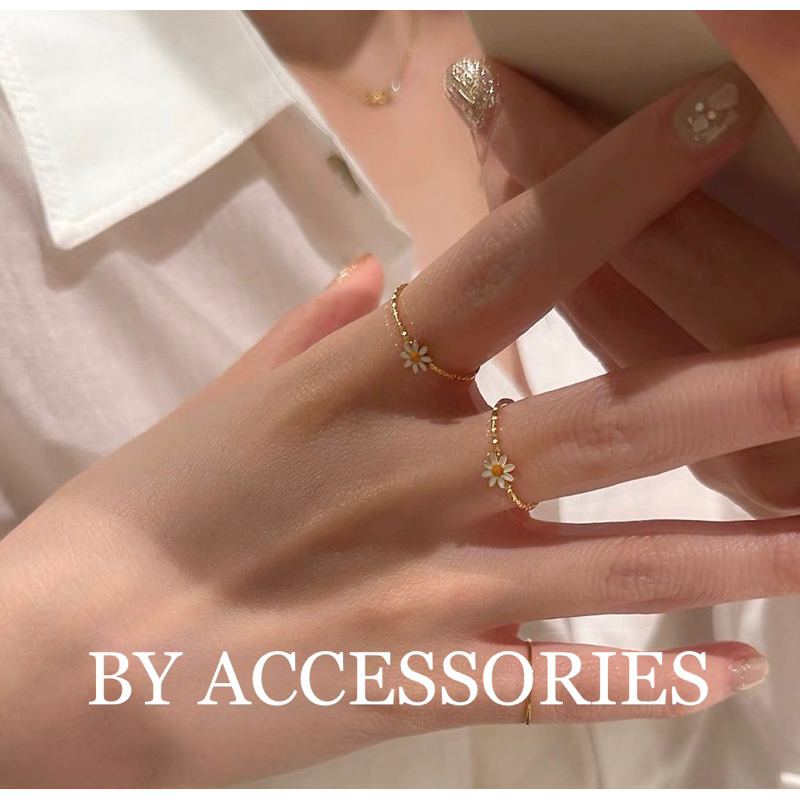 Nhẫn nữ titan kiểu tròn mảnh phối hoa cúc Daisy nhỏ xinh mạ vàng 18K không gỉ WR2337