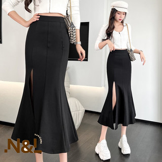 Chân Váy Đuôi Cá Xẻ Tà màu đen dáng dài, tôn dáng cực đỉnh phong cách Hàn Quốc ôm sát body, đi dạo đường phố.