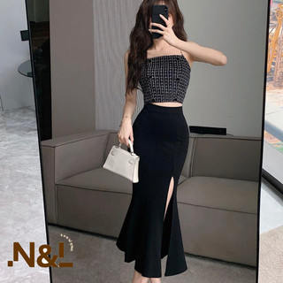 Chân Váy Đuôi Cá Xẻ Tà màu đen dáng dài, tôn dáng cực đỉnh phong cách Hàn Quốc ôm sát body, đi dạo đường phố.