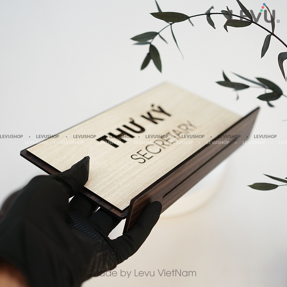 Bảng chức danh để bàn thư ký secretary bằng gỗ LEVU-BG49