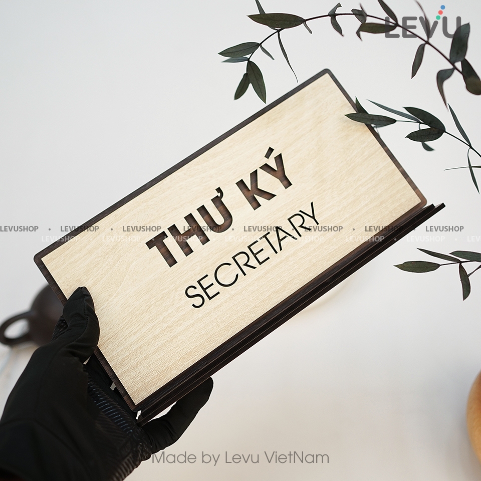 Bảng chức danh để bàn thư ký secretary bằng gỗ LEVU-BG49